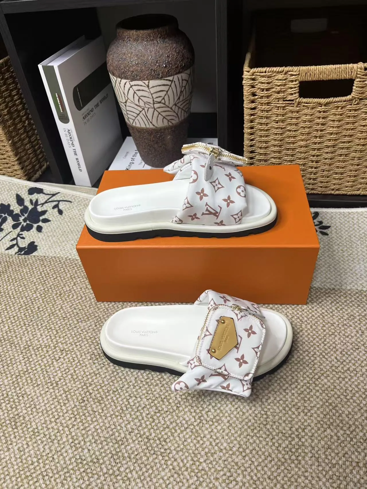 P380 yuan LV Louis Vuitton Full of high-end feel! A popular model among bloggers at home and abroad, it’s retro and fashionable, and looks stunning on your feet! Mainly recommended model on the official website★ ━━━━━ ЅᏇєєt ━━━━━ ▪️Upper: original calfskin ➕5D printing process ▪️Inner: imported mixed sheepskin ▪️Outsole: original molded foam outsole ▪️Size: Female 35-40 Men's 39-44 (women's 41 men's 45)